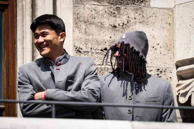 영국 '스포츠 바이블'은 19일 김민재가 방출 명단에 포함됐다는 사실을 전하며 '뮌헨이 김민재를 5000만 유로(약 781억원)에 영입했지만, 현재 40% 저렴한 금액에 매각하려 하고 있다. 이는 충격적인 가격'이라고 보도했다. 김민재를 이적할 때 사용했던 원금조차 회수하려 하지 않는 의도로 보이는 해당 이적료 책정은 김민재의 빠른 매각을 통한 현금 자산 확보를 위한 것으로 보인다. 글로벌 스포츠 매체 '골닷컴' 역시 이에 대해 '뮌헨은 손해를 감수하고서라도 이번 여름 김민재 매각을 추진할 계획'이라며, 구단 내부적으로 매각이 거의 기정사실화된 분위기임을 강조하기도 했다. 연합뉴스