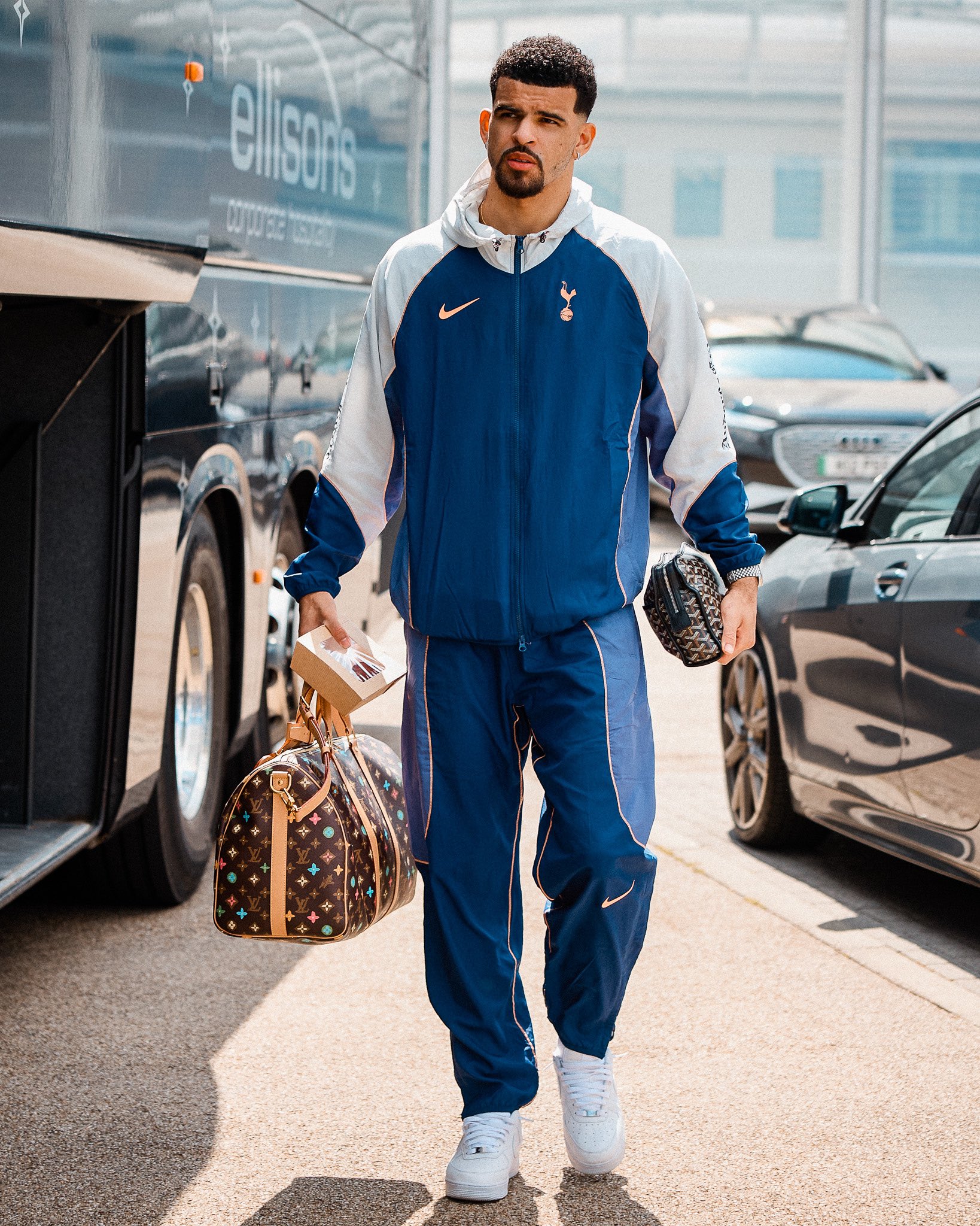 손흥민이 소속된 토트넘 홋스퍼가 2024-2025시즌 유럽축구연맹(UEFA) 유로파리그 결승전을 앞두고 20일 결전지 스페인 빌바오에 입성했다. 이번 결승전은 오는 22일 오전 4시 스페인 빌바오 산 마메스 경기장에서 잉글리시 프리미어리그의 또 다른 명문 맨체스터 유나이티드(이하 맨유)를 상대로 치러진다. 토트넘