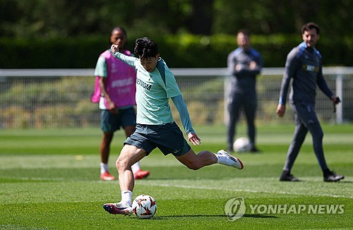 손흥민이 소속된 토트넘 홋스퍼가 2024-2025시즌 유럽축구연맹(UEFA) 유로파리그 결승전을 앞두고 20일 결전지 스페인 빌바오에 입성했다. 이번 결승전은 오는 22일 오전 4시(한국시간) 스페인 빌바오 산 마메스 경기장에서 잉글리시 프리미어리그의 또 다른 명문 맨체스터 유나이티드(이하 맨유)를 상대로 치러진다. 손흥민은 최근 사우디아라비아 구단과 2400억 이적설에 휩싸이면서 더욱 큰 관심을 받고 있다. 손흥민은 최근 부상자들 속출에 따라 맨유전 선발 출전 확률이 높다. 연합뉴스