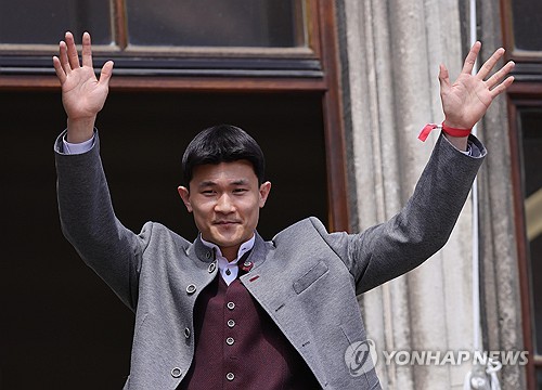 스카이스포츠 독일은 '김민재는 뮌헨에서 언터쳐블로 여겨지지 않는다. 구단이 그를 판매하려고 하지 않지만, 그들은 여름에 적합한 제안을 듣는 데 열려 있을 것'이라며 '만약 그가 떠난다면, 뮌헨은 재투자해야 한다. 그렇지 않으면 현재 뮌헨은 다음 시즌 김민재, 우파메카노, 이토 히로키, 그리고 요시프 스타니시치를 센터백 옵션으로 계획하고 있다'라고 보도했다. '빌트'는 '뮌헨이 만약 4000만 유로(약 625억원)에서 5000만 유로(약 781억원) 사이의 적절한 제안이 온다면 김민재를 판매할 준비가 되어 있을 것이다. 김민재는 여름에 적절한 제안이 온다면 이적을 고려하고 있다. 양측 모두 대화에 열려있을 것'이라고 이적설을 부추겼다. 스카이스포츠 독일은 김민재에게 첼시, 뉴캐슬 유나이티드(이상 잉글랜드), 그리고 유벤투스(이탈리아)가 모두 관심을 드러냈다고 전하기도 했다. 연합뉴스