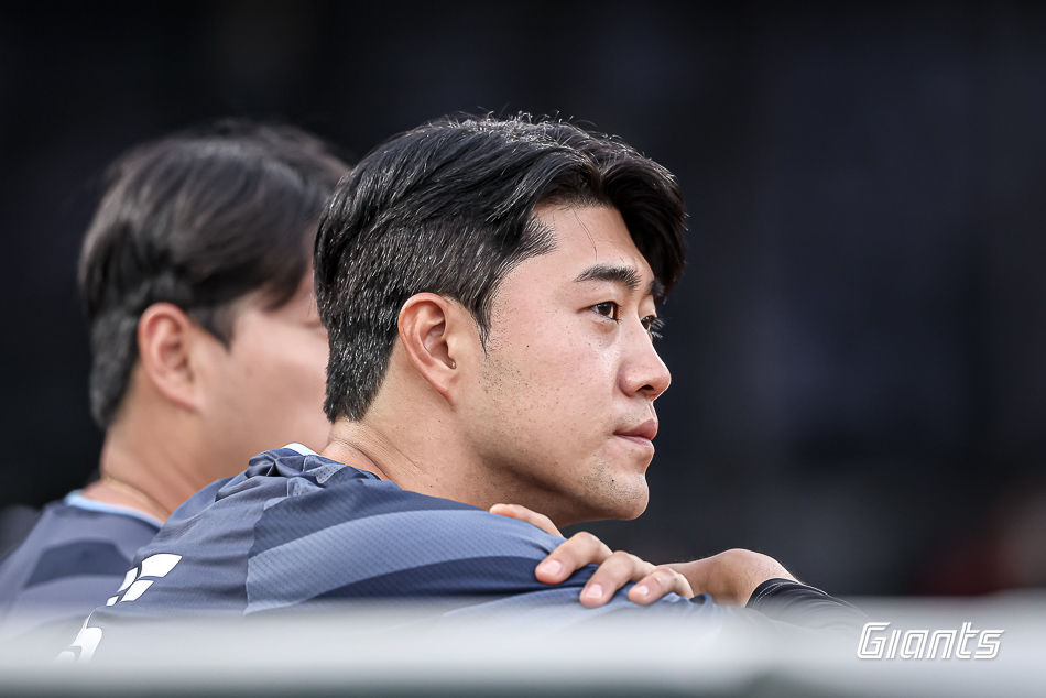 롯데 투수 윤성빈은 20일 사직구장에서 열릴 '2025 신한 SOL Bank KBO 리그' LG와 주중 3연전 첫 번째 경기에서 선발 등판할 예정이다. 지난해 이후 294일 만에 출격이다. 롯데 자이언츠