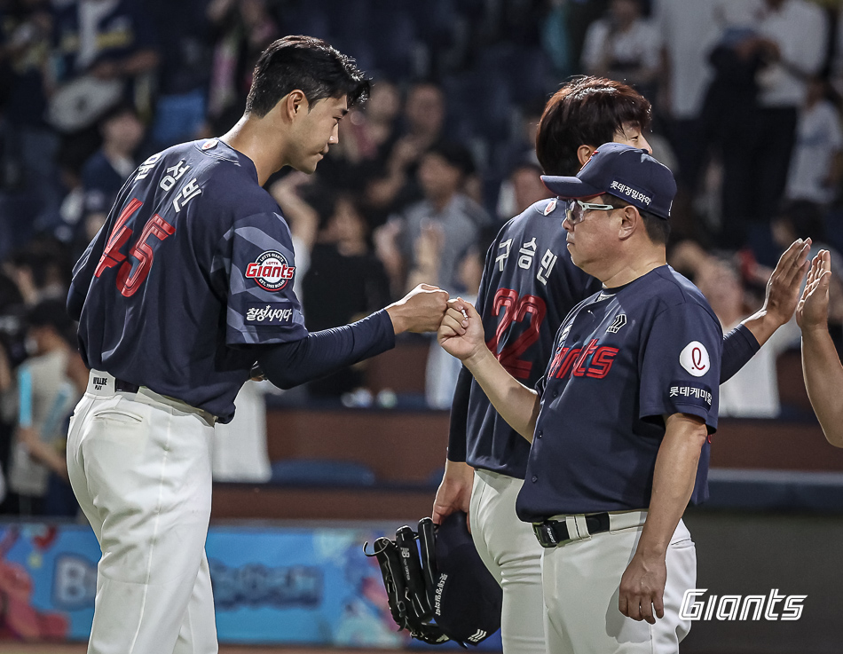 롯데 투수 윤성빈(왼쪽)은 20일 사직구장에서 열릴 '2025 신한 SOL Bank KBO 리그' LG와 주중 3연전 첫 번째 경기에서 선발 등판할 예정이다. 지난해 이후 294일 만에 출격이다. 롯데 자이언츠