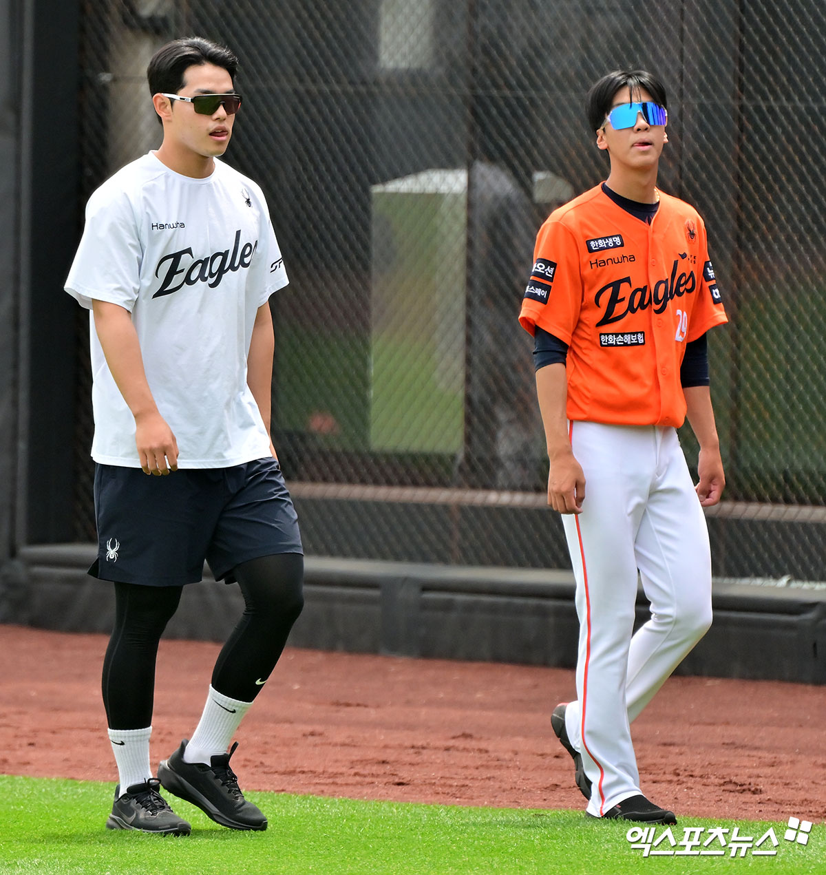 18일 오후 대전 한화생명 볼파크에서 열리는 '2025 신한 SOL Bank KBO리그' SSG 랜더스와 한화 이글스의 경기, 한화 문동주와 황준서가 훈련에 임하고 있다. 엑스포츠뉴스 DB
