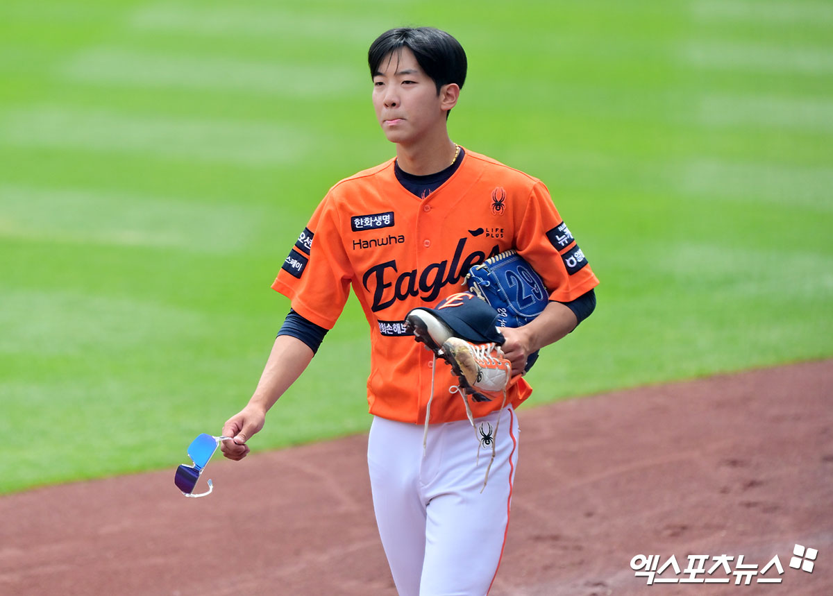 18일 오후 대전 한화생명 볼파크에서 열리는 '2025 신한 SOL Bank KBO리그' SSG 랜더스와 한화 이글스의 경기, 한화 황준서가 훈련을 마치고 락커룸으로 향하고 있다. 엑스포츠뉴스 DB