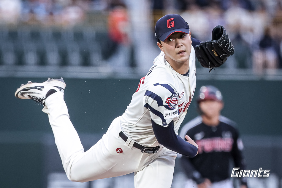 롯데 투수 윤성빈은 20일 사직구장에서 열린 '2025 신한 SOL Bank KBO 리그' LG와 주중 3연전 첫 번째 경기에서 선발 등판했다. 제구 난조에 발목이 잡혀 1이닝 9실점으로 조기 강판됐다. 롯데 자이언츠