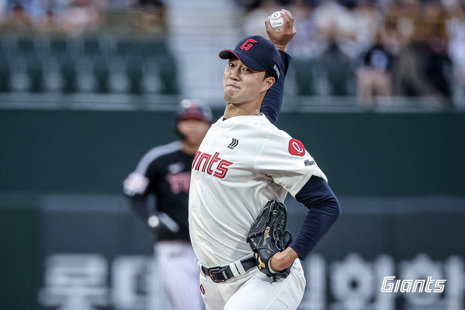 롯데 투수 윤성빈은 20일 사직구장에서 열린 '2025 신한 SOL Bank KBO 리그' LG와 주중 3연전 첫 번째 경기에서 선발 등판했다. 제구 난조에 발목이 잡혀 1이닝 9실점으로 조기 강판됐다. 롯데 자이언츠