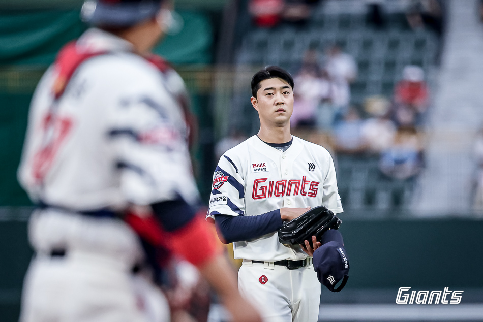 롯데 투수 윤성빈은 20일 사직구장에서 열린 '2025 신한 SOL Bank KBO 리그' LG와 주중 3연전 첫 번째 경기에서 선발 등판했다. 제구 난조에 발목이 잡혀 1이닝 9실점으로 조기 강판됐다. 롯데 자이언츠