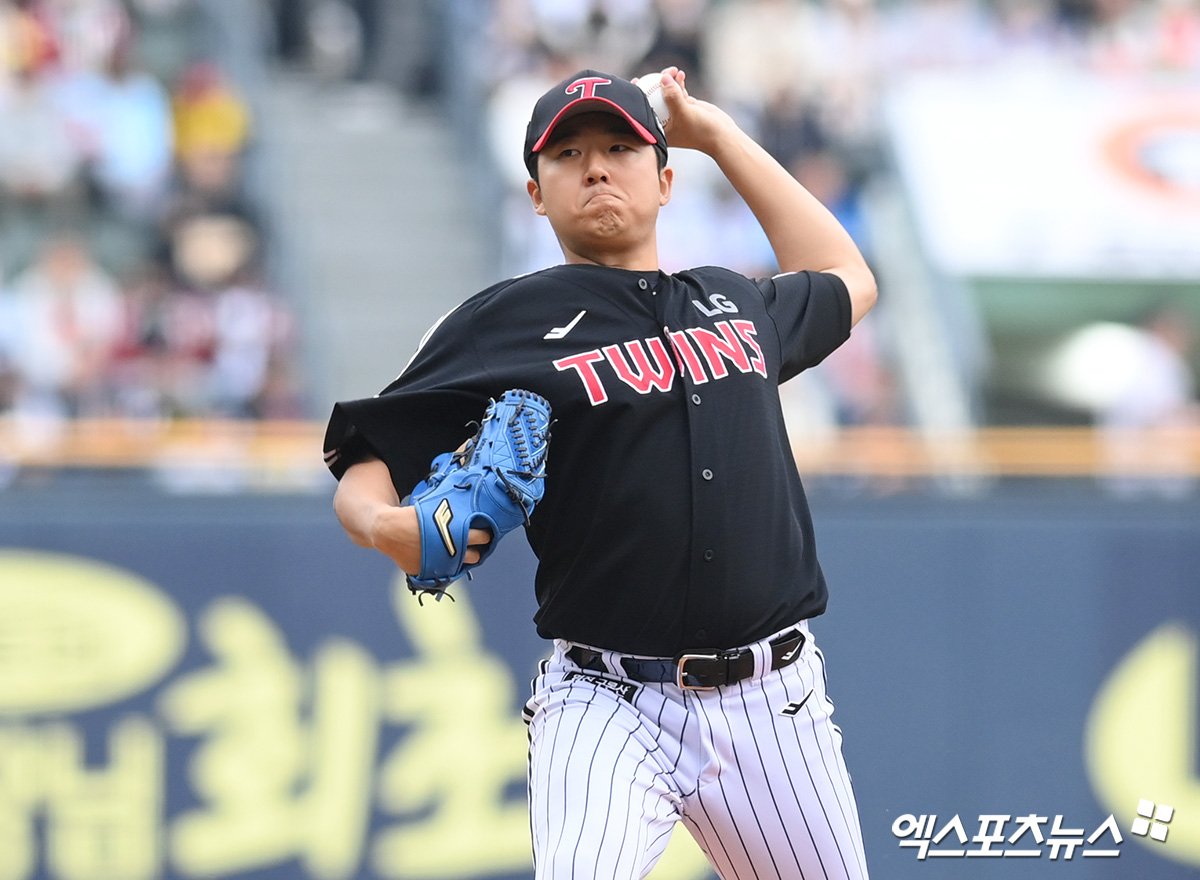 LG 투수 송승기는 20일 사직구장에서 열린 '2025 신한 SOL Bank KBO 리그' 롯데와 주중 3연전 첫 번째 경기에서 선발 등판했다. 5이닝 3실점 하며 팀 승리에 힘을 보탰다. 엑스포츠뉴스 DB