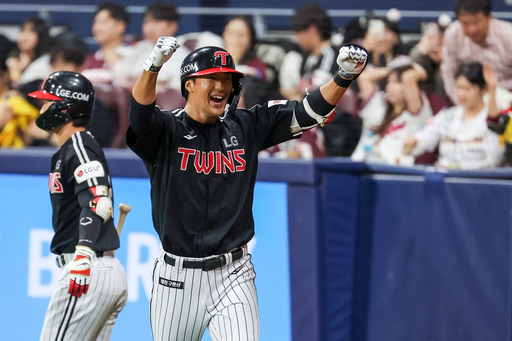 LG 외야수 송찬의는 20일 사직구장에서 열린 '2025 신한 SOL Bank KBO 리그' 롯데와 주중 3연전 첫 번째 경기에서 6번타자 우익수로 선발 출전했다. 2회초 생애 첫 만루 홈런을 터트리는 등 6타점으로 공격에 활력을 불어넣었다. LG 트윈스