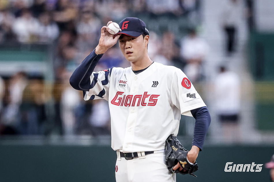 롯데 투수 윤성빈은 20일 사직구장에서 열린 '2025 신한 SOL Bank KBO 리그' LG와 주중 3연전 첫 번째 경기에서 선발 등판했다. 제구 난조에 발목이 잡혀 1이닝 9실점으로 조기 강판돼 패전 투수가 됐다. 롯데 자이언츠