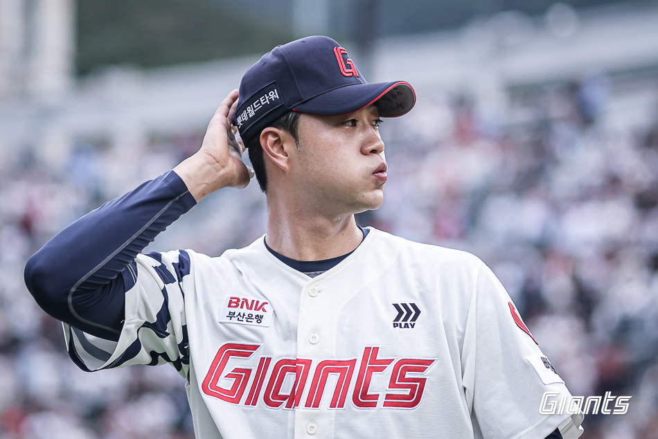 롯데 투수 윤성빈은 20일 사직구장에서 열린 '2025 신한 SOL Bank KBO 리그' LG와 주중 3연전 첫 번째 경기에서 선발 등판했다. 제구 난조에 발목이 잡혀 1이닝 9실점으로 조기 강판돼 패전 투수가 됐다. 롯데 자이언츠