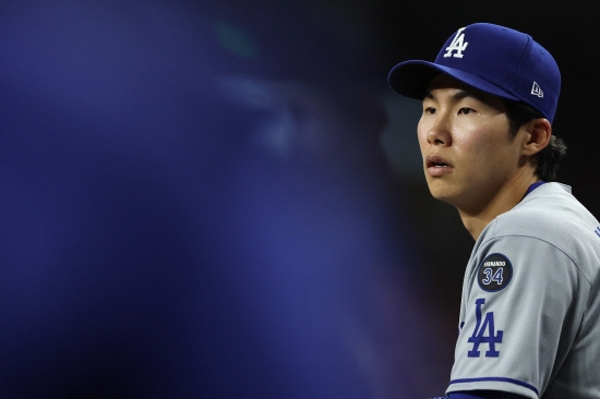 김혜성은 21일 오전 11시10분 미국 캘리포니아주 로스앤젤레스 다저스타디움에서 열리는 2025 메이저리그(MLB) 정규시즌 애리조나 다이아몬드백스와의 홈경기에 9번 타자 겸 2루수로 선발 출전한다. 김혜성은 전날 2번타자 중견수로 출격해 1회 수비 때 실수하고 4타수 무안타에 그쳤으나 본업 2루수로 돌아가 만회할 기회를 잡았다. 연합뉴스