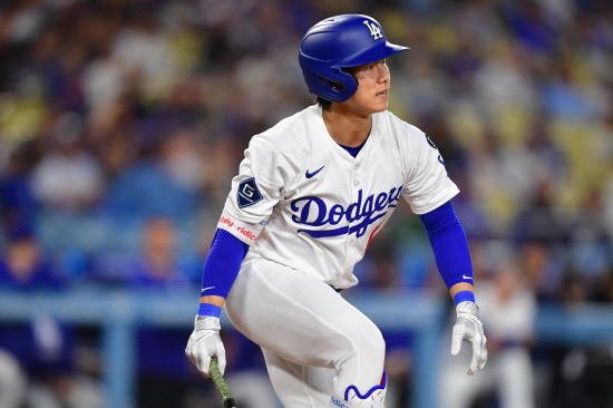 김혜성은 21일 오전 11시10분 미국 캘리포니아주 로스앤젤레스 다저스타디움에서 열리는 2025 메이저리그(MLB) 정규시즌 애리조나 다이아몬드백스와의 홈경기에 9번 타자 겸 2루수로 선발 출전한다. 김혜성은 전날 2번타자 중견수로 출격해 1회 수비 때 실수하고 4타수 무안타에 그쳤으나 본업 2루수로 돌아가 만회할 기회를 잡았다. 연합뉴스