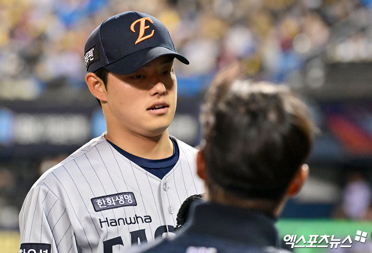 27일 오후 서울 송파구 잠실야구장에서 열린 '2025 신한 SOL Bank KBO리그' 한화 이글스와 LG 트윈스의 경기, 3회말 수비를 마친 한화 문동주가 더그아웃으로 향하고 있다. 엑스포츠뉴스 DB