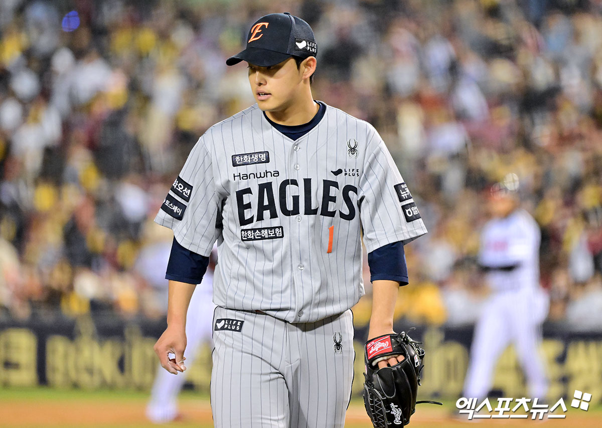 27일 오후 서울 송파구 잠실야구장에서 열린 '2025 신한 SOL Bank KBO리그' 한화 이글스와 LG 트윈스의 경기, 4회말 수비를 마친 한화 문동주가 더그아웃으로 향하고 있다. 엑스포츠뉴스 DB