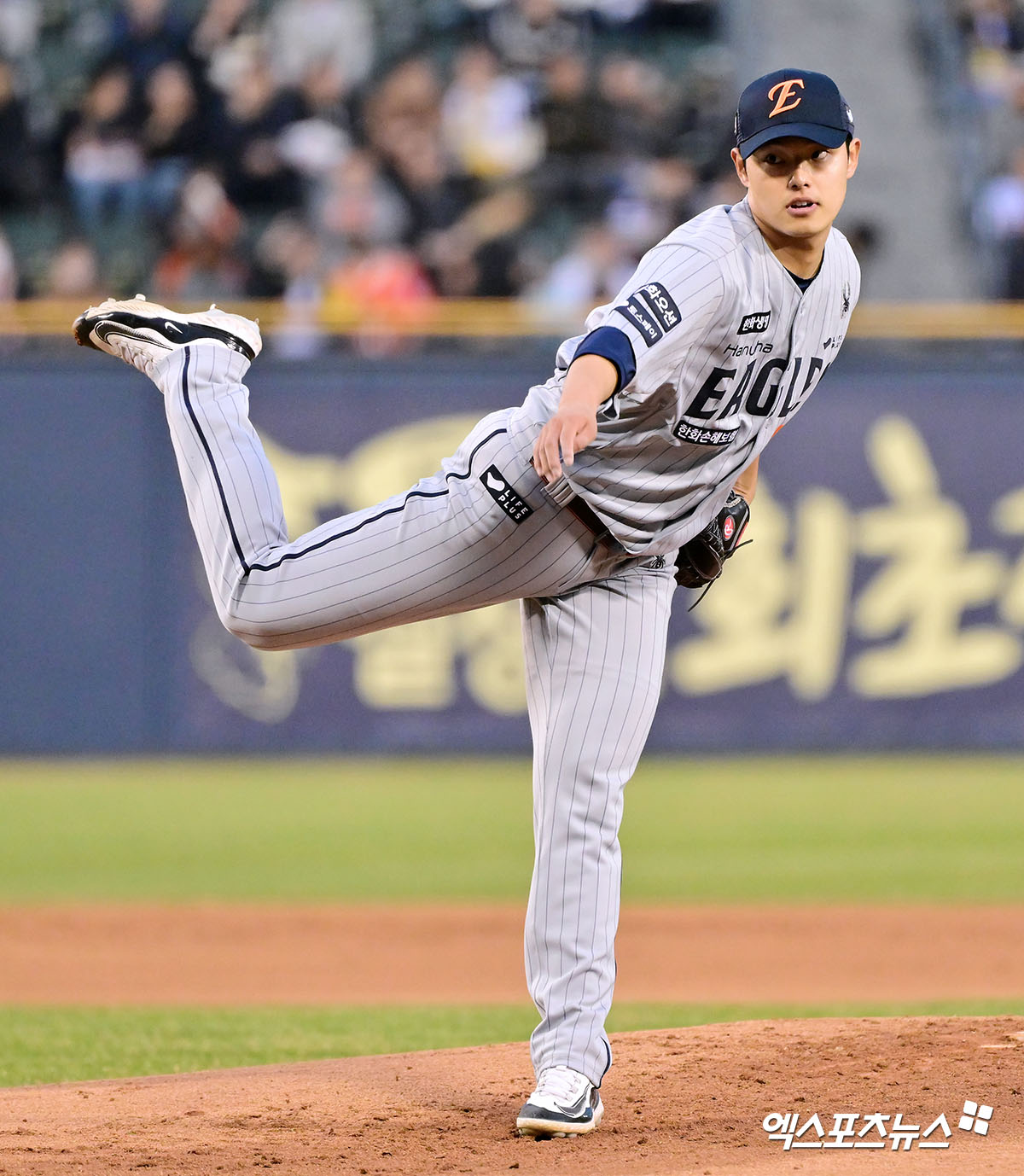 27일 오후 서울 송파구 잠실야구장에서 열린 '2025 신한 SOL Bank KBO리그' 한화 이글스와 LG 트윈스의 경기, 1회말 한화 선발투수 문동주가 공을 힘차게 던지고 있다. 엑스포츠뉴스 DB
