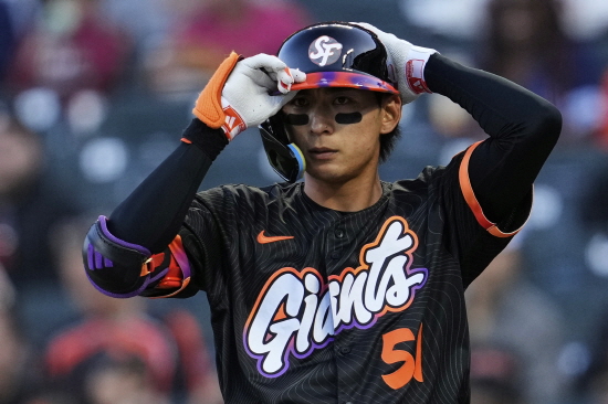 샌프란시스코 자이언츠 외야수 이정후가 두 경기 연속 타점을 기록했다. 샌프란시스코는 21일(한국시간) 미국 캘리포니아주 샌프란시스코의 오라클 파크에서 열린 2025 MLB 정규시즌 캔자스시티 로열스와 홈 경기에서 3-2로 이겼다. 이정후는 이날 3번 타자 중견수로 선발 출전한 뒤 샌프란시스코가 2-1로 앞서고 있던 5회 3번째 타석 무사 1, 3루에서 풀카운트 승부 끝에 상대 선발투수 마이클 로렌젠의 130km/h 커브를 받아쳐 중전 적시타를 때렸다. 그는 이날 4타수 1안타 1타점을 기록했다. 샌프란시스코는 3-2로 이겼다. 연합뉴스