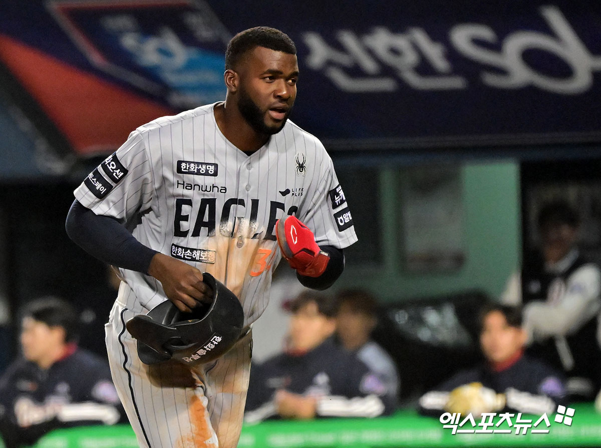 10일 오후 서울 송파구 잠실야구장에서 열린 '2025 신한 SOL Bank KBO리그' 한화 이글스와 두산 베어스의 경기, 6회초 1사 1,3루 한화 플로리얼이 이중도루로 득점에 성공한 후 더그아웃으로 향하고 있다. 엑스포츠뉴스 DB