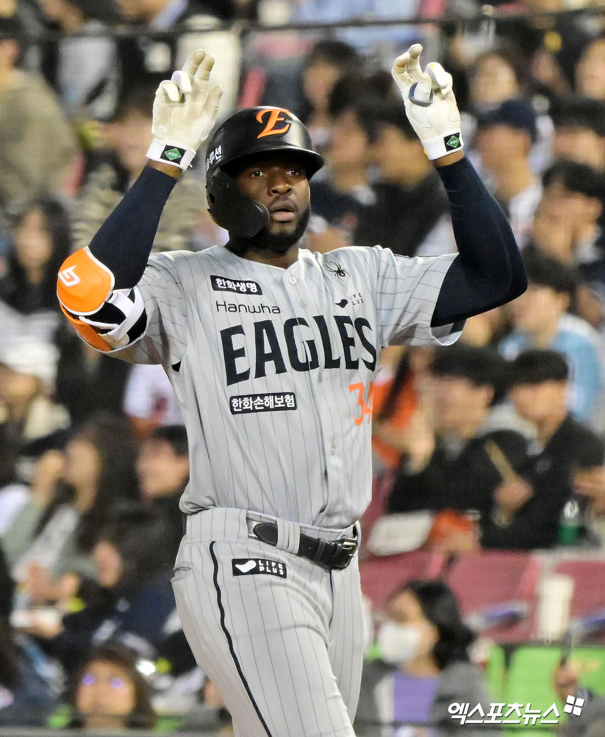 10일 오후 서울 송파구 잠실야구장에서 열린 '2025 신한 SOL Bank KBO리그' 한화 이글스와 두산 베어스의 경기, 6회초 1사 한화 플로리얼이 우전안타를 날린 후 세리머니를 하고 있다. 엑스포츠뉴스 DB