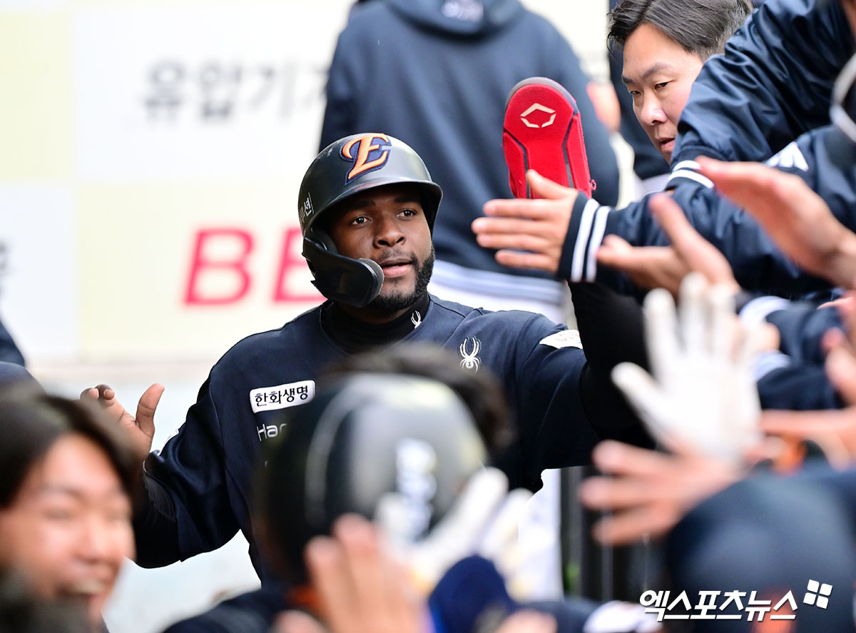 5일 오후 대구삼성라이온즈파크에서 열린 '2025 신한 SOL Bank KBO리그' 한화 이글스와 삼성 라이온즈의 경기, 8회초 2사 2루 한화 플로리얼이 이진영의 투런 홈런때 득점에 성공한 후 더그아웃에서 하이파이브를 하고 있다. 엑스포츠뉴스 DB