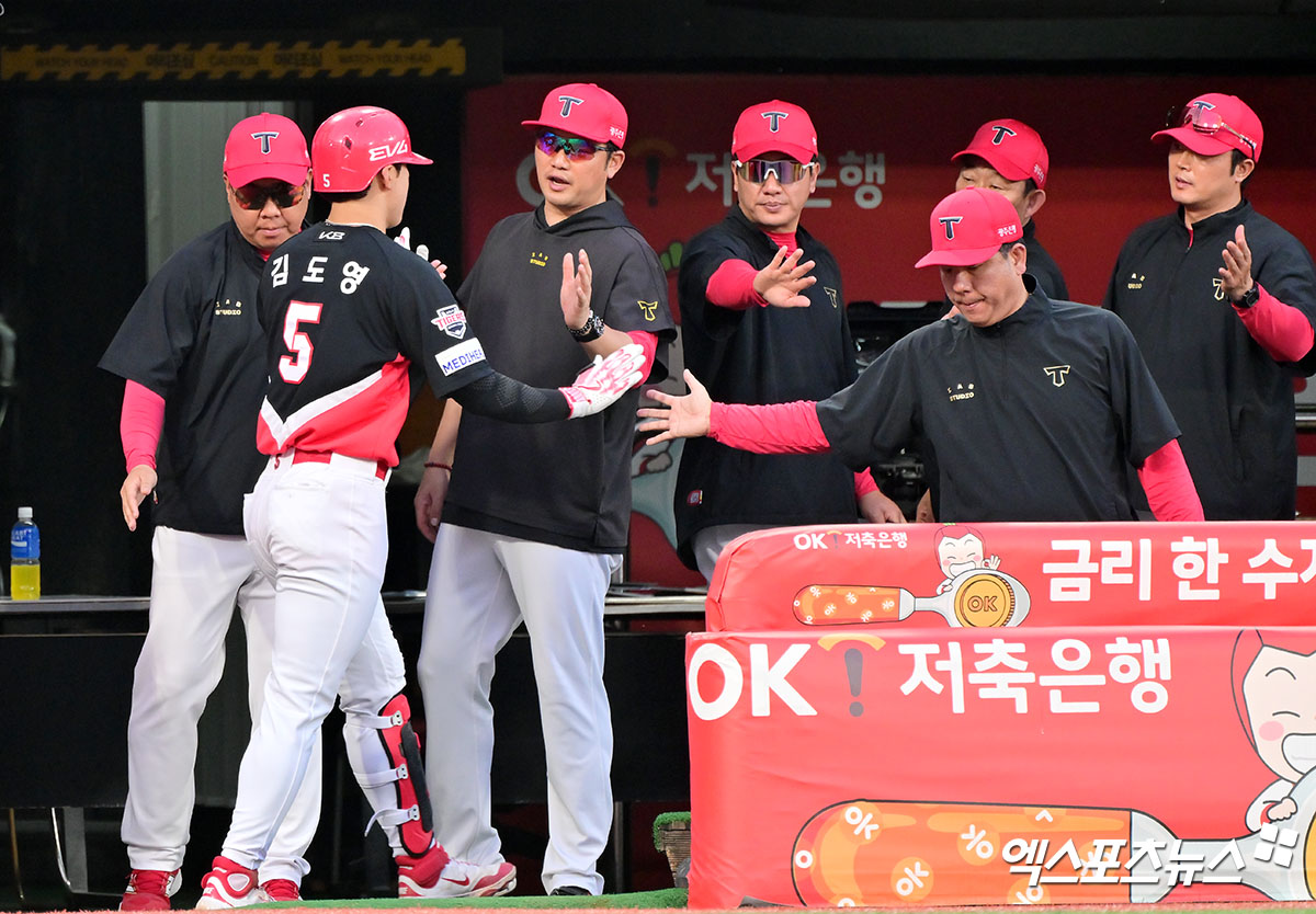 KIA 타이거즈 김도영이 21일 수원 KT위즈파크에서 열린 2025 신한 SOL Bank KBO리그 KT 위즈와의 팀 간 5차전에서 3회초 1타점 외야 희생 플라이를 기록했다. 사진 김한준 기자