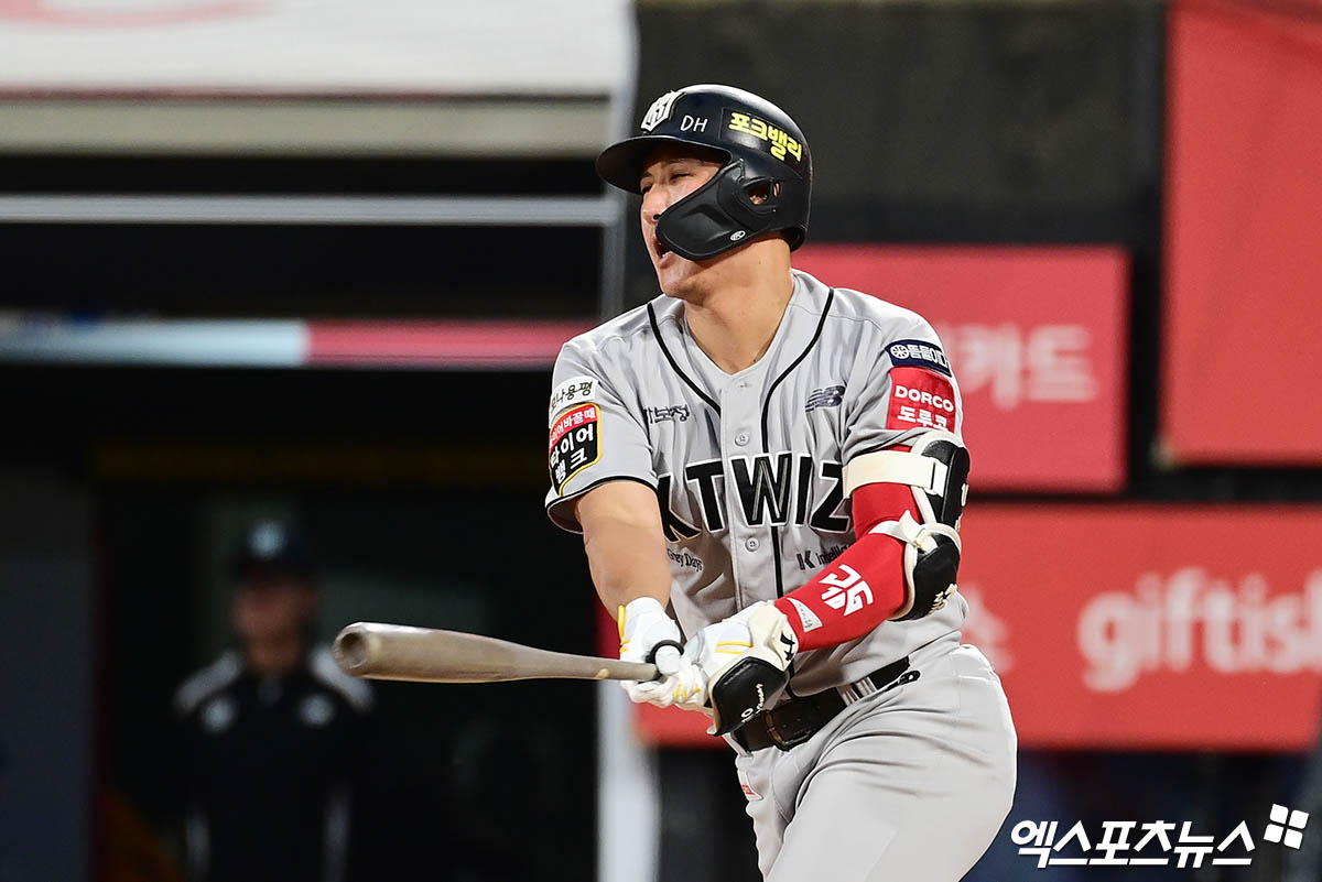 KT 위즈 베테랑 내야수 황재균이 21일 수원 KT위즈파크에서 열린 2025 신한 SOL Bank KBO리그 KIA 타이거즈와의 팀 간 5차전에서 2안타 1타점을 기록, 팀 2연승을 견인했다. 사진 김한준 기자