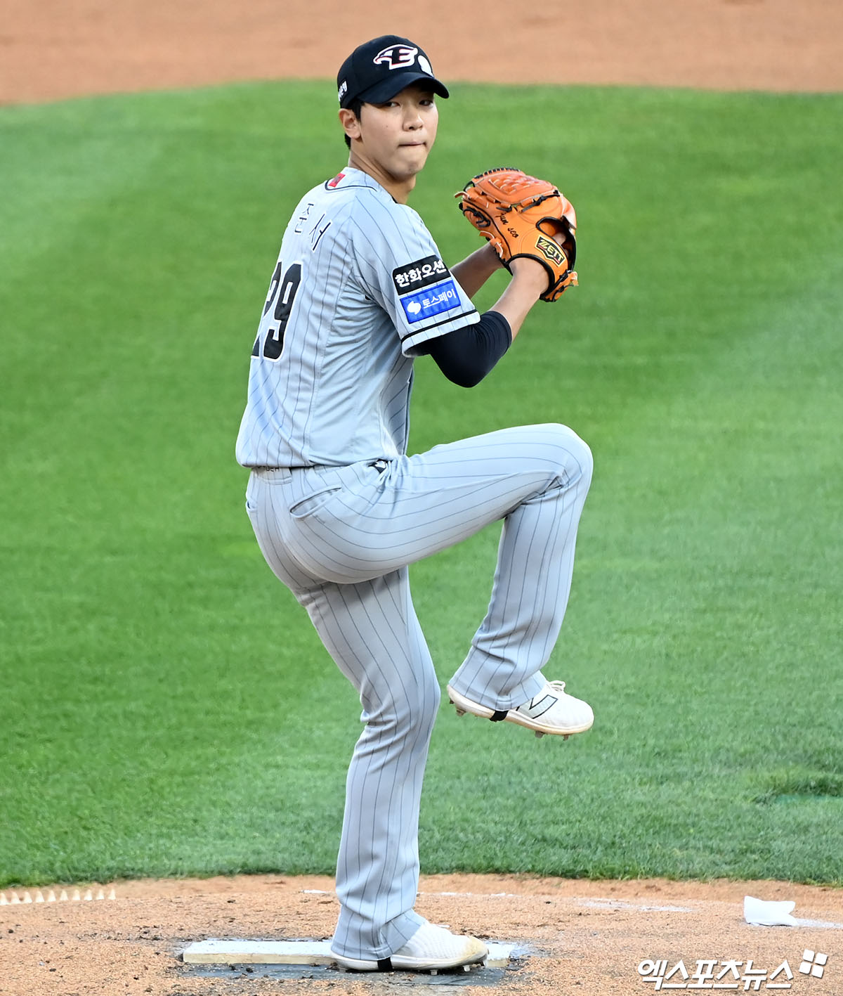 4일 오후 수원KT위즈파크에서 열린 '2024 신한 SOL Bank KBO리그' 한화 이글스와 KT 위즈의 경기, 1회말 한화 선발투수 황준서가 공을 힘차게 던지고 있다. 엑스포츠뉴스 DB