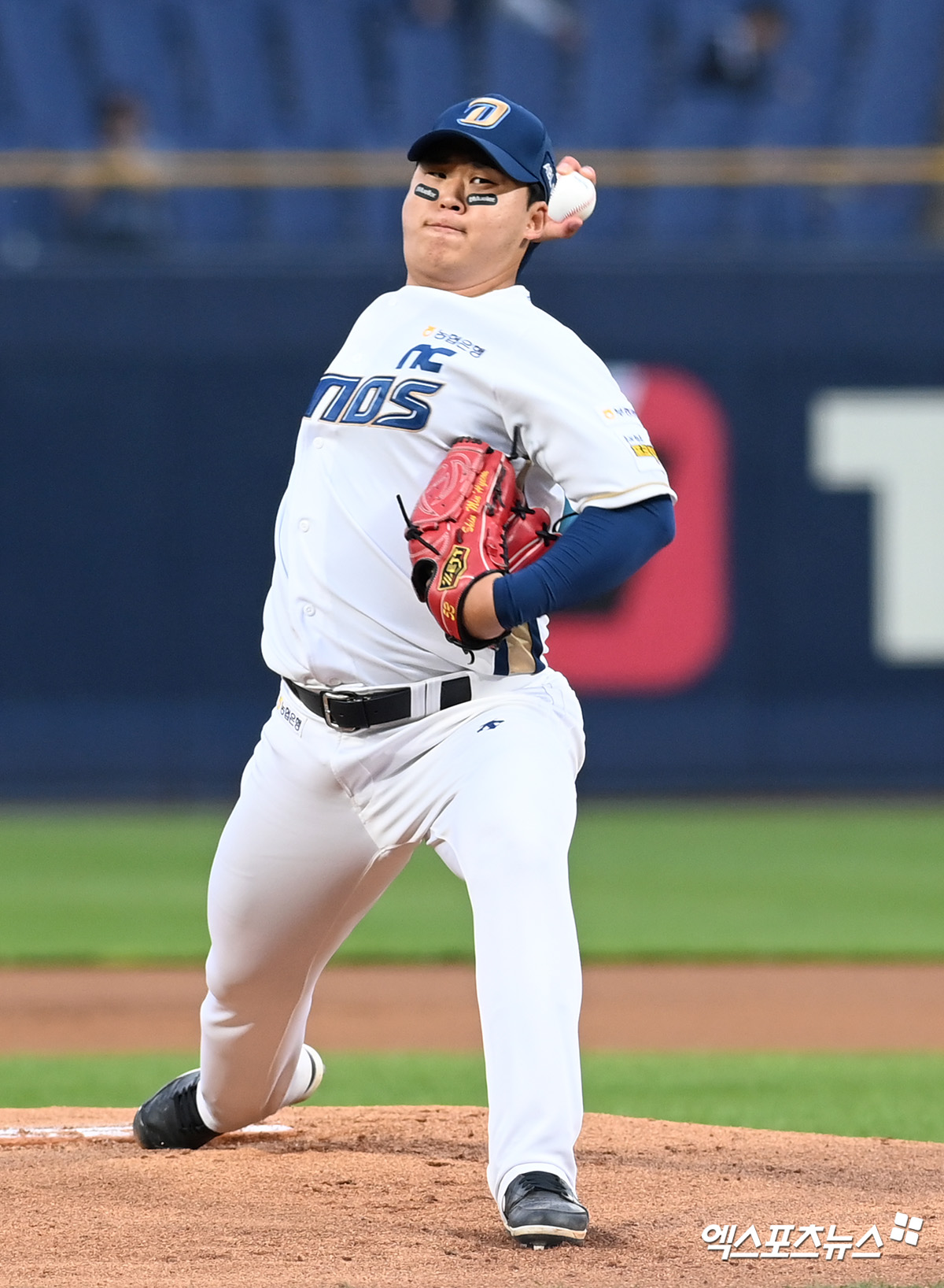 17일 오후 경상남도 창원NC파크에서 열린 '2024 신한 SOL뱅크 KBO리그' 한화 이글스와 NC 다이노스의 경기, 1회초 NC 선발투수 신민혁이 공을 힘차게 던지고 있다. 엑스포츠뉴스 DB