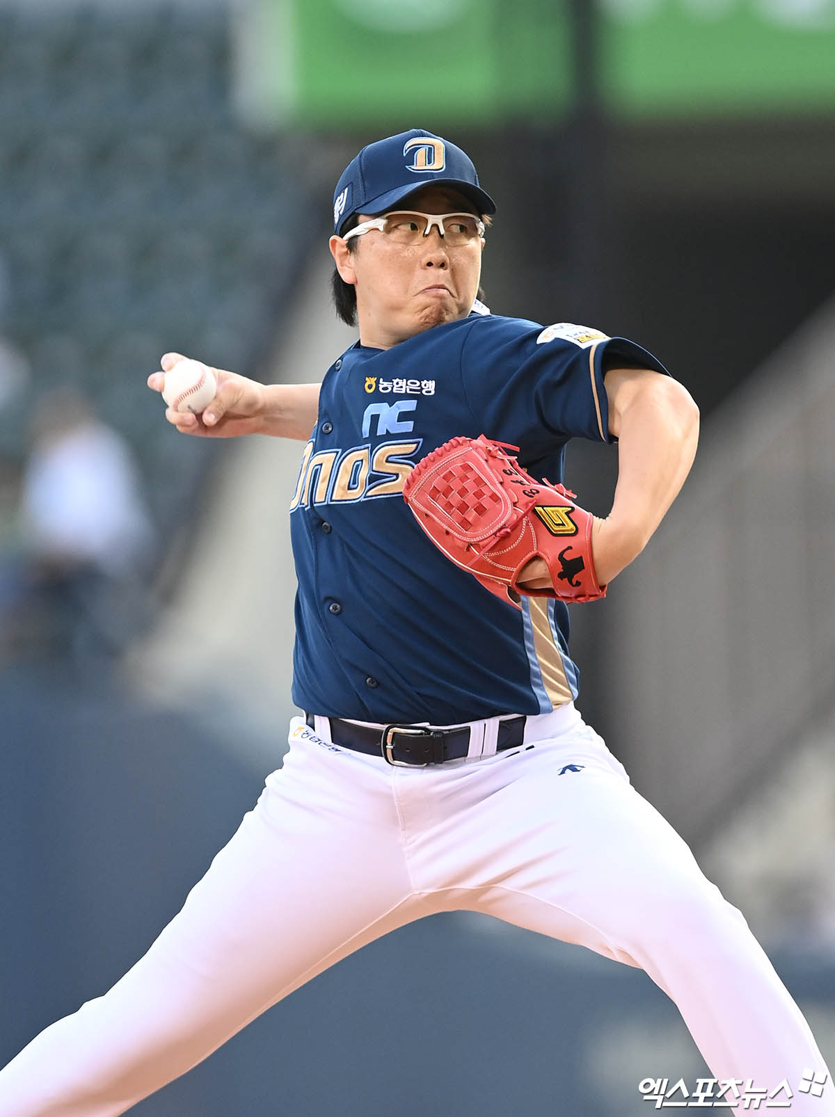 18일 오후 서울 송파구 잠실야구장에서 열린 '2024 신한 SOL Bank KBO리그' NC 다이노스와 두산 베어스의 경기, 2회말 1사 1루 NC 배재환이 역투하고 있다. 엑스포츠뉴스 DB