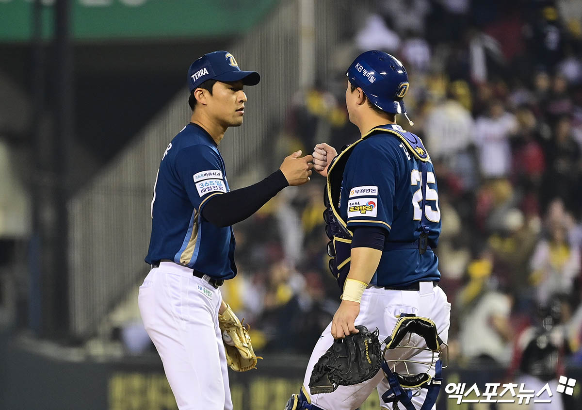 24일 오후 서울 송파구 잠실야구장에서 열린 '2025 신한 SOL Bank KBO리그' NC 다이노스와 LG 트윈스의 경기, NC가 선발투수 라일리의 6이닝 무실점 호투에 힘입어 3:1의 스코어로 승리하며 위닝 시리즈를 달성했다.  경기 종료 후 NC 류진욱 김형준이 승리의 기쁨을 나누고 있다. 엑스포츠뉴스 DB