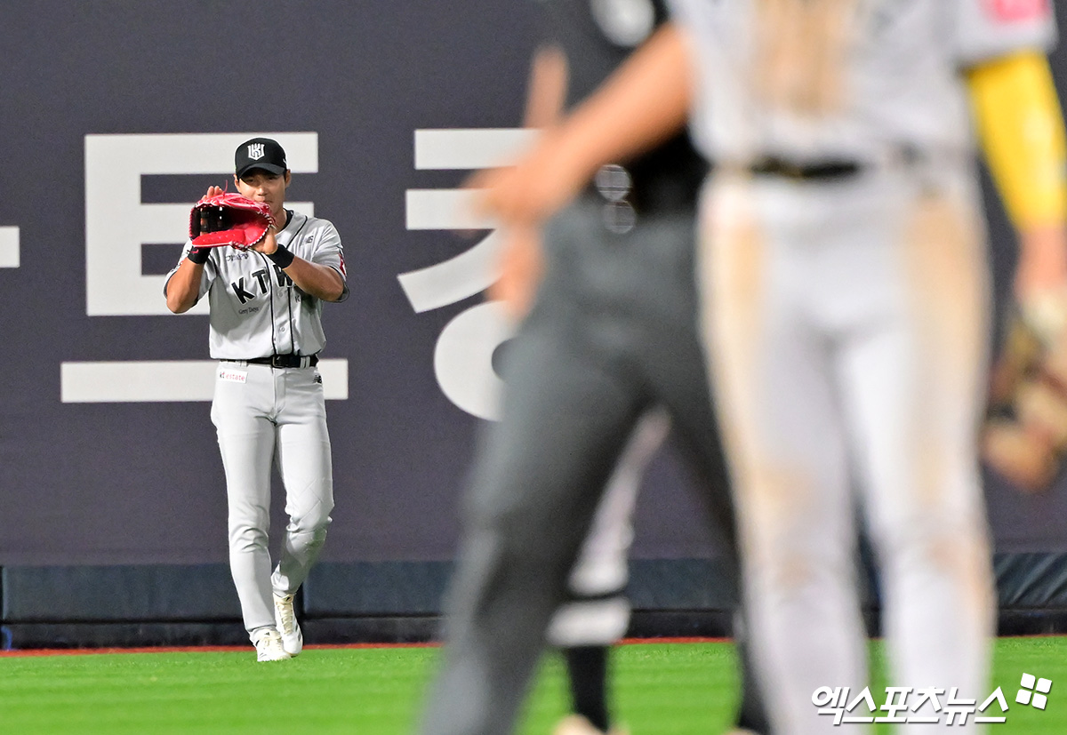KT 위즈 외야수 장진혁(왼쪽)이 21일 수원 KT위즈파크에서 열린 2025 신한 SOL Bank KBO리그 KIA 타이거즈와의 팀 간 5차전에 9회초 대수비로 투입, 보살 한 개를 기록하면서 팀 2연승에 힘을 보탰다. 사진 김한준 기자