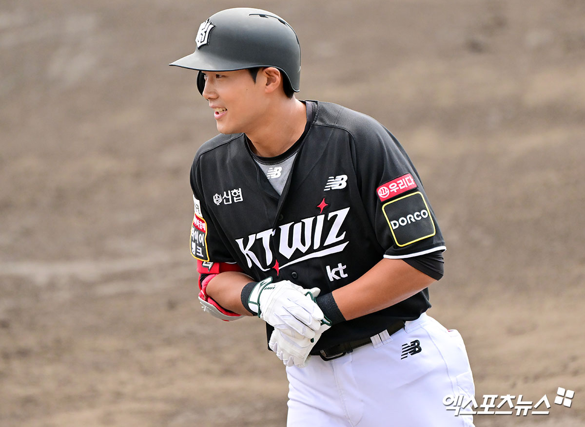 KT 위즈 외야수 장진혁(왼쪽)이 21일 수원 KT위즈파크에서 열린 2025 신한 SOL Bank KBO리그 KIA 타이거즈와의 팀 간 5차전에 9회초 대수비로 투입, 보살 한 개를 기록하면서 팀 2연승에 힘을 보탰다. 사진 김한준 기자