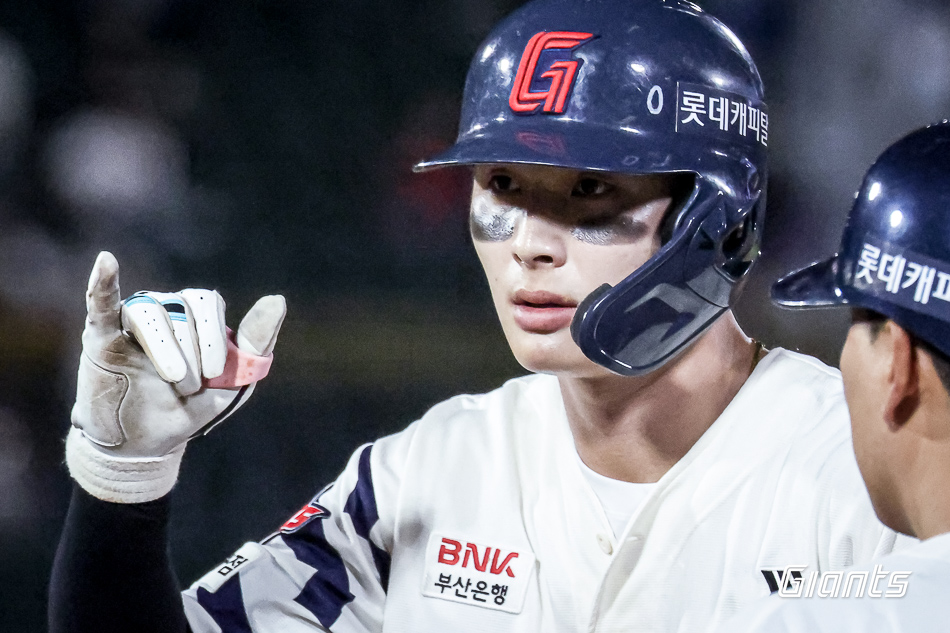 롯데 외야수 윤동희는 21일 사직구장에서 열린 '2025 신한 SOL Bank KBO 리그' 롯데와 주중 3연전 두 번째 경기에서 7번타자 우익수로 선발 출전했다. 2회말과 5회말 적시타를 쳐 공격에 활력을 불어넣었다. 롯데 자이언츠