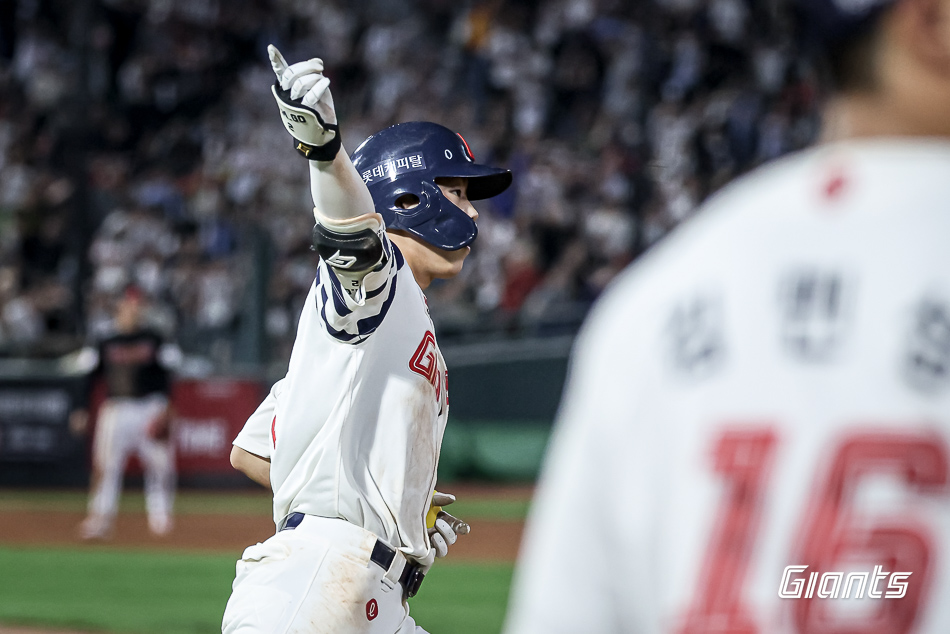 롯데 내야수 고승민은 21일 사직구장에서 열린 '2025 신한 SOL Bank KBO 리그' 롯데와 주중 3연전 두 번째 경기에서 2번타자 2루수로 선발 출전했다. 8회말 동점 2점포를 쳐 공격에 활력을 불어넣었다. 롯데 자이언츠