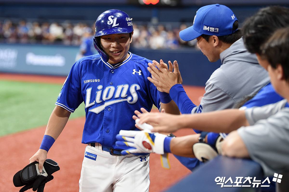 삼성 라이온즈 김지찬이 21일 고척 키움 히어로즈전에서 득점 후 축하 받고 있다. 엑스포츠뉴스 고척, 고아라 기자