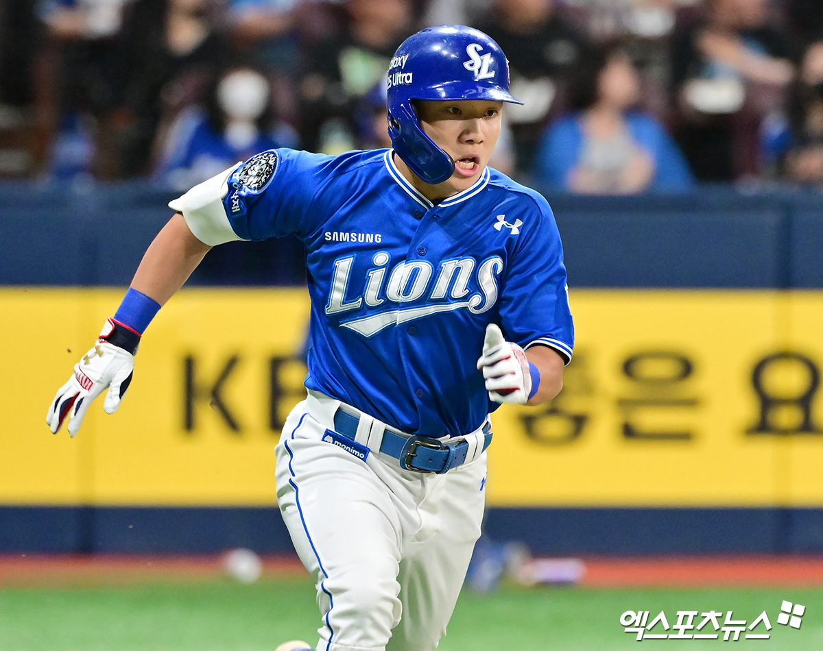 삼성 라이온즈 김지찬이 20일 고척 키움 히어로즈전에서 타격 후 1루로 달려나가고 있다. 엑스포츠뉴스 DB