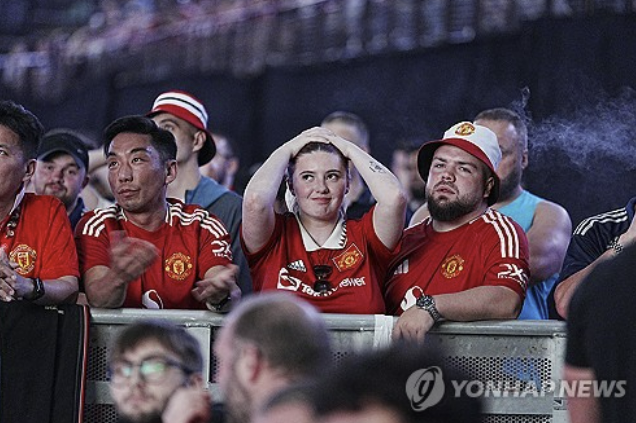 토트넘은 22일(한국시간) 오전 4시부터 스페인 빌바오의 에스타디오 산 마메스에서 맨체스터 유나이티드(잉글랜드)와 2024-2025시즌 유럽축구연맹(UEFA) 유로파리그 결승전을 치르고 있다. 부상에서 최근 복귀한 손흥민은 이날 경기에서 벤치 대기하는 중이다. 토트넘은 전반 42분 상대 수비수 루크 쇼의 자책골로 1-0 앞선 채 전반을 마쳤다. 이대로 끝나면 손흥민은 2015년 토트넘 입단 후 공식대회 첫 우승을 거머쥔다. 연합뉴스