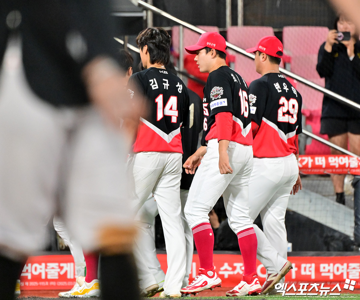 21일 오후 수원KT위즈파크에서 열린 '2025 신한 SOL Bank KBO리그' KIA 타이거즈와 KT 위즈의 경기, KT가 KIA에 3:1로 승리하며 위닝시리즈를 확정했다. 경기종료 후 KIA 선수들이 그라운드를 빠져나가고 있다. 엑스포츠뉴스 수원, 김한준 기자