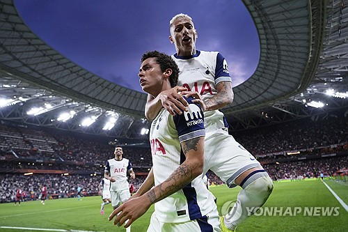 안지 포스테코글루 감독이 이끄는 토트넘이 22일(한국시간) 스페인 빌바오에 있는 산마메스에서 열린 맨체스터 유나이티드와의 2024-2025시즌 유럽축구연맹(UEFA) 유로파리그 결승전에서 브레넌 존슨의 결승 골로 1-0으로 승리해 우승을 차지했다. 연합뉴스