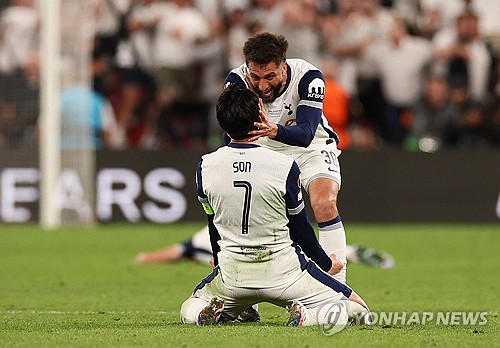 안지 포스테코글루 감독이 이끄는 토트넘이 22일(한국시간) 스페인 빌바오에 있는 산마메스에서 열린 맨체스터 유나이티드와의 2024-2025시즌 유럽축구연맹(UEFA) 유로파리그 결승전에서 브레넌 존슨의 결승 골로 1-0으로 승리해 우승을 차지했다. 연합뉴스