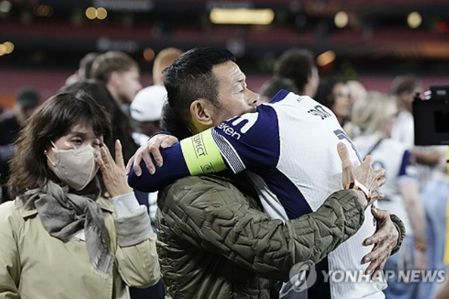 손흥민이 주도한 세리머니를 마친 뒤 그의 우승을 자신의 일처럼 기뻐한 이가 바로 토트넘 사령탑 안지 포스테코글루 감독이다. 포스테코글루 감독은 지난 4월 중순 발 부상으로 낙마한 손흥민의 치료를 위해 언론에 그의 재활 경과를 철저히 숨기는 등 모든 노력을 다 했다. 몇 차례 말 바꾸기로 비난도 받았으나 유로파리그 우승을 통해 해피 엔딩을 일궈냈다. 유로파리그 우승 뒤 방송 인터뷰에 따르면 포스테코글루 감독은 '오늘 같은 날이 손흥민의 날이 될 수 있기를 항상 바랐다. 손흥민에게 축하를 건넨다'고 했다. 연합뉴스