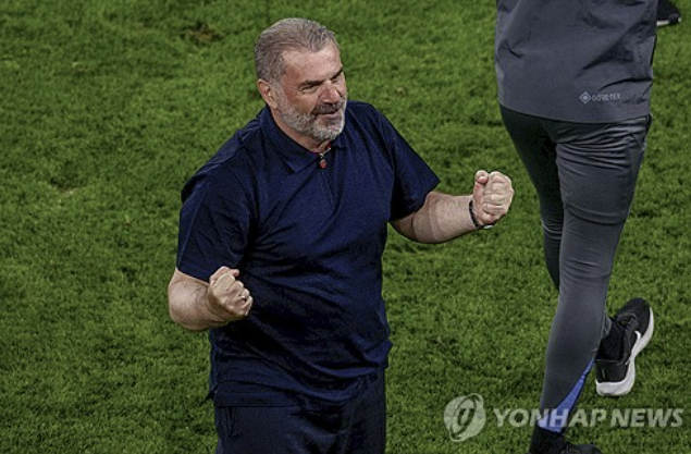 손흥민이 주도한 세리머니를 마친 뒤 그의 우승을 자신의 일처럼 기뻐한 이가 바로 토트넘 사령탑 안지 포스테코글루 감독이다. 포스테코글루 감독은 지난 4월 중순 발 부상으로 낙마한 손흥민의 치료를 위해 언론에 그의 재활 경과를 철저히 숨기는 등 모든 노력을 다 했다. 몇 차례 말 바꾸기로 비난도 받았으나 유로파리그 우승을 통해 해피 엔딩을 일궈냈다. 유로파리그 우승 뒤 방송 인터뷰에 따르면 포스테코글루 감독은 '오늘 같은 날이 손흥민의 날이 될 수 있기를 항상 바랐다. 손흥민에게 축하를 건넨다'고 했다. 연합뉴스