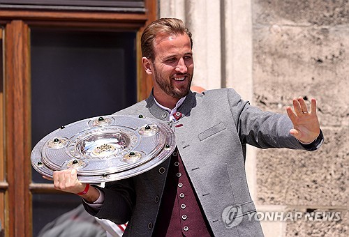 안지 포스테코글루 감독이 이끄는 토트넘 홋스퍼가 22일(한국시간) 스페인 빌바오에 있는 산마메스에서 열린 같은 프리미어리그 팀 맨체스터 유나이티드와의 2024-2025시즌 유럽축구연맹(UEFA) 유로파리그 결승전에서 브레넌 존슨의 결승 골로 1-0으로 승리해 우승을 차지했다.  손흥민은 이날 후반에 교체로 출전해 자신의 커리어 첫 트로피를 들어 올렸다. 지난 2015년 토트넘 입단 이후 10년 만에 들어 올린 트로피다.연합뉴스