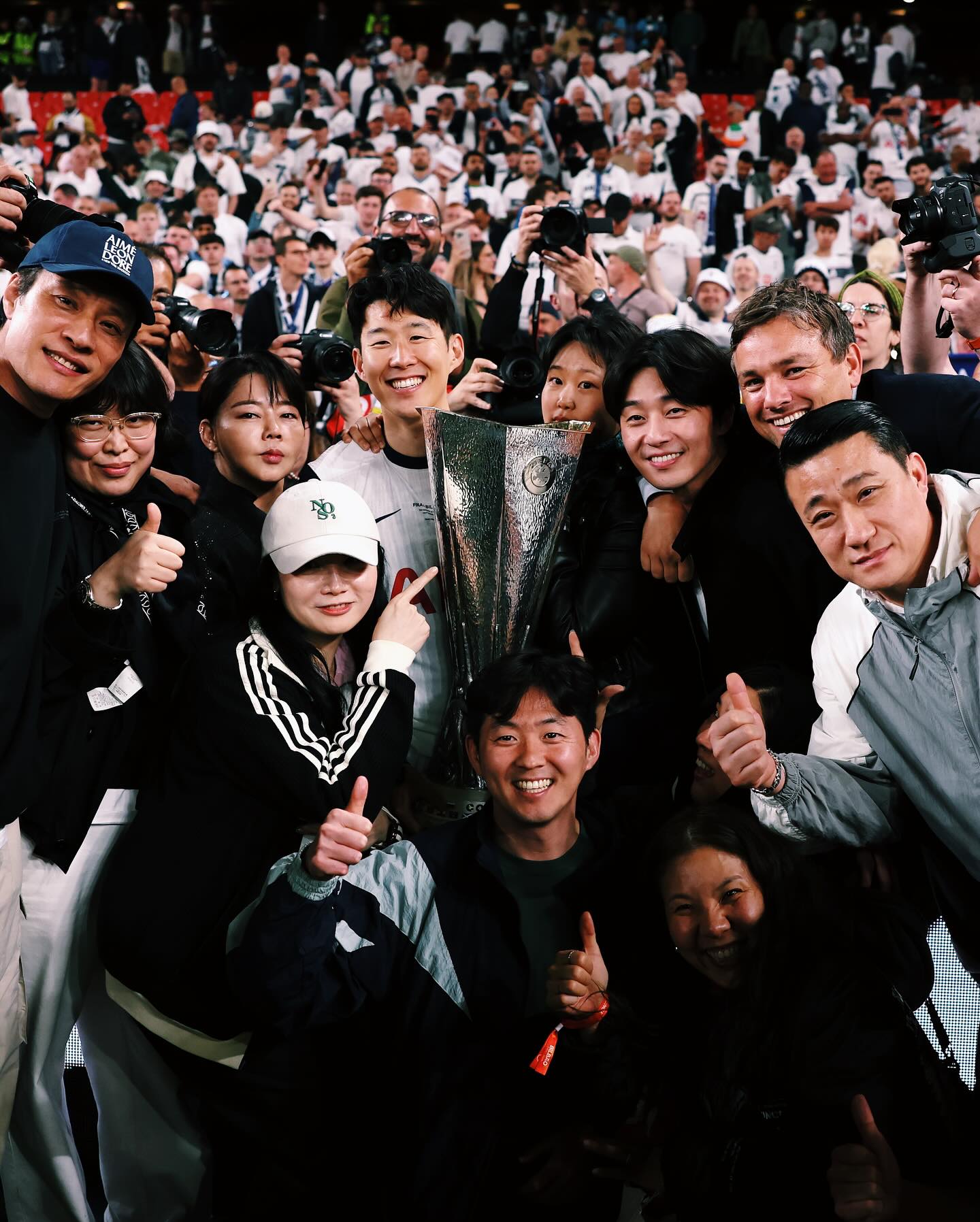 손흥민과 그의 아버지 손웅정이 22일(한국시간) 스페인 빌바오에 있는 산마메스에서 토트넘의 2024-2025시즌 유럽축구연맹(UEFA) 유로파리그 우승을 차지한 뒤, 서로 만나 포옹을 나눴다. 손흥민 SNS