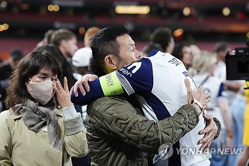 손흥민과 그의 아버지 손웅정이 22일(한국시간) 스페인 빌바오에 있는 산마메스에서 토트넘의 2024-2025시즌 유럽축구연맹(UEFA) 유로파리그 우승을 차지한 뒤, 서로 만나 포옹을 나눴다. 연합뉴스