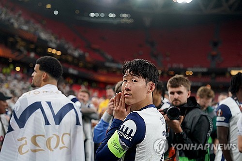 손흥민과 그의 아버지 손웅정이 22일(한국시간) 스페인 빌바오에 있는 산마메스에서 토트넘의 2024-2025시즌 유럽축구연맹(UEFA) 유로파리그 우승을 차지한 뒤, 서로 만나 포옹을 나눴다. 연합뉴스