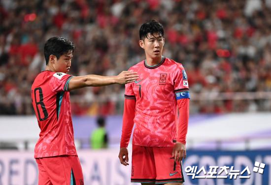 손흥민이 활약하는 토트넘 홋스퍼가 22일(한국시간) 스페인 빌바오에 있는 산마메스에서 열린 맨체스터 유나이티드와의 2024-2025시즌 유럽축구연맹(UEFA) 유로파리그 결승전에서 브레넌 존슨의 결승 골로 1-0으로 승리했다. 이 승리로 토트넘은 유로파리그 우승 팀이 됐다. 만약 이강인의 소속팀 PSG가 챔피언스리그를 우승한다면 오는 8월 열리는 슈퍼컵에서 두 선수가 격돌하게 된다. 엑스포츠뉴스DB