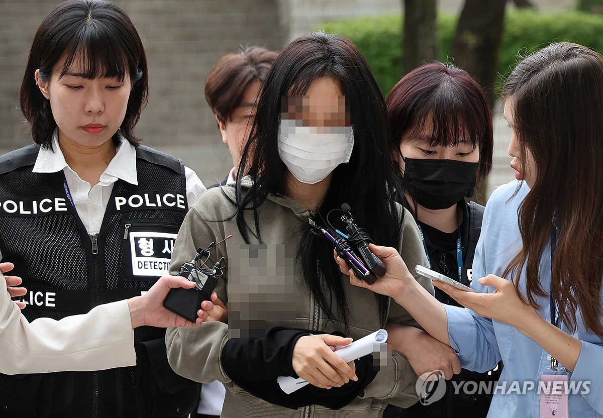 서울 강남경찰서는 22일 오전 공갈 혐의를 받는 20대 여성 양모씨와 공갈미수 혐의를 받는 40대 남성 용모씨를 서울중앙지검에 구속 송치했다고 밝혔다. 연합뉴스