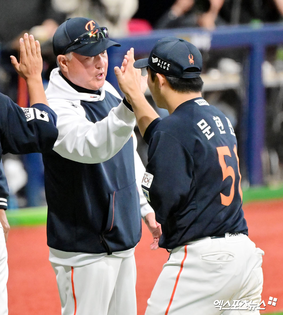 9일 오후 서울 구로구 고척스카이돔에서 열린 '2025 신한 SOL Bank KBO리그' 한화 이글스와 키움 히어로즈의 경기, 한화가 문현빈의 결승 솔로포에 힘입어 키움에 7:5로 승리하며 26년 만에 10연승을 기록했다.  이날 경기에서 승리한 한화 김경문 감독이 문현빈과 하이파이브를 하고 있다. 엑스포츠뉴스 DB