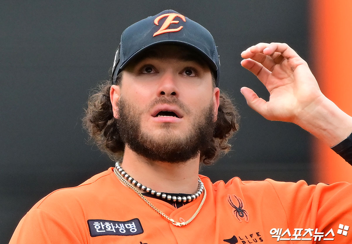 17일 오후 대전 한화생명 볼파크에서 열린 '2025 신한 SOL Bank KBO리그' SSG 랜더스와 한화 이글스의 더블헤더 1차전 경기, 한화가 8이닝 2피안타 1볼넷 18탈삼진 무실점 괴력투를 선보인 폰세의 호투에 힘입어 SSG에 1:0 승리를 거뒀다.  한화 폰세가 눈물을 흘리고 있다. 엑스포츠뉴스 DB
